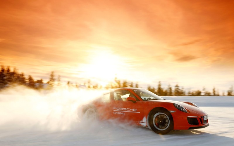 Близкий план красного спортивного автомобиля, едущего по снежной дороге (porsche, машина, porsche 911 2018, 2018 porsche 911, спортивный автомобиль)