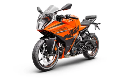 KTM RC 390: Спортивный мотоцикл 2022 года на белом фоне