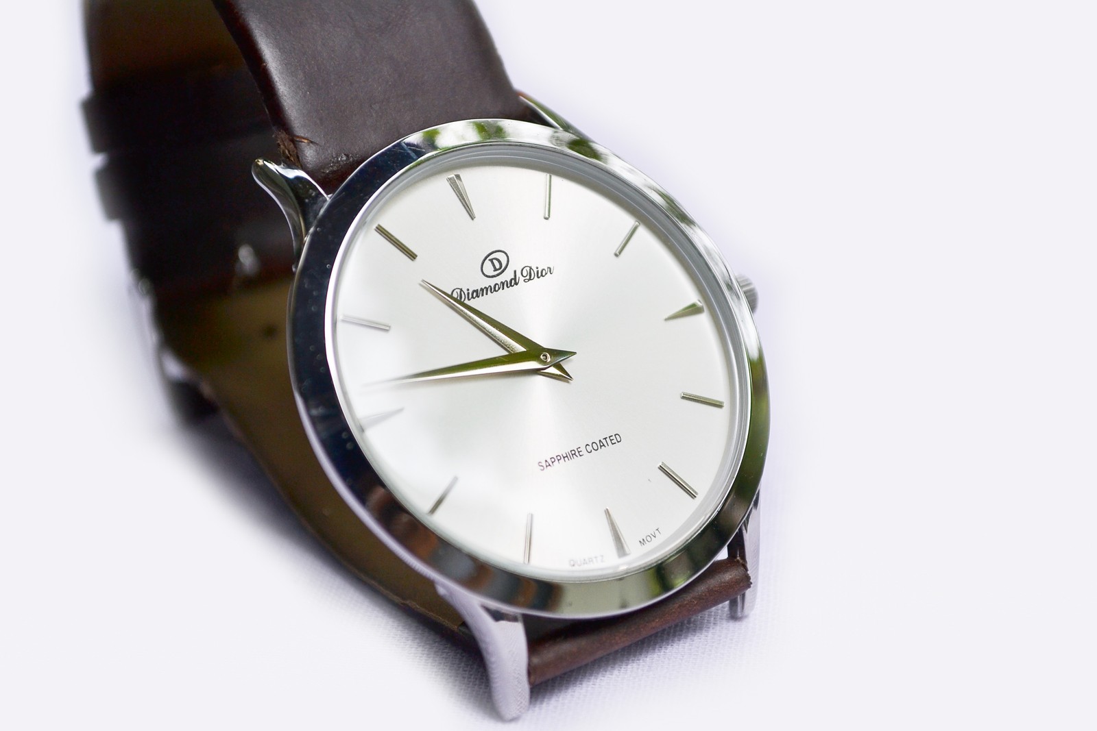 A close up of a watch with a white dial and brown leather strap (watch, analog watch, watch accessory, fashion accessory, jewellery)