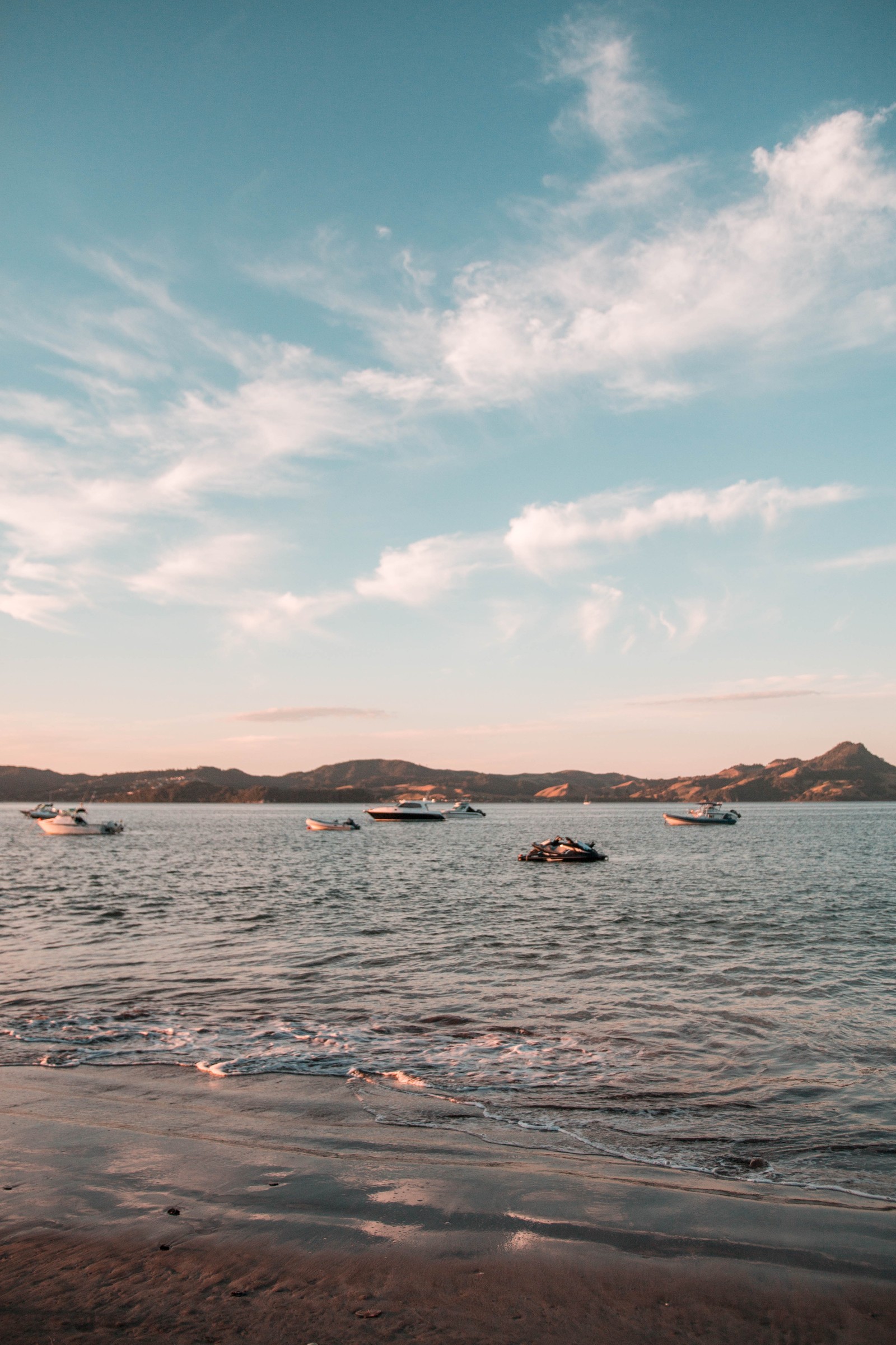 Il y a beaucoup de bateaux qui sont dans l'eau (mer, rivage, la côte, océan, plage)