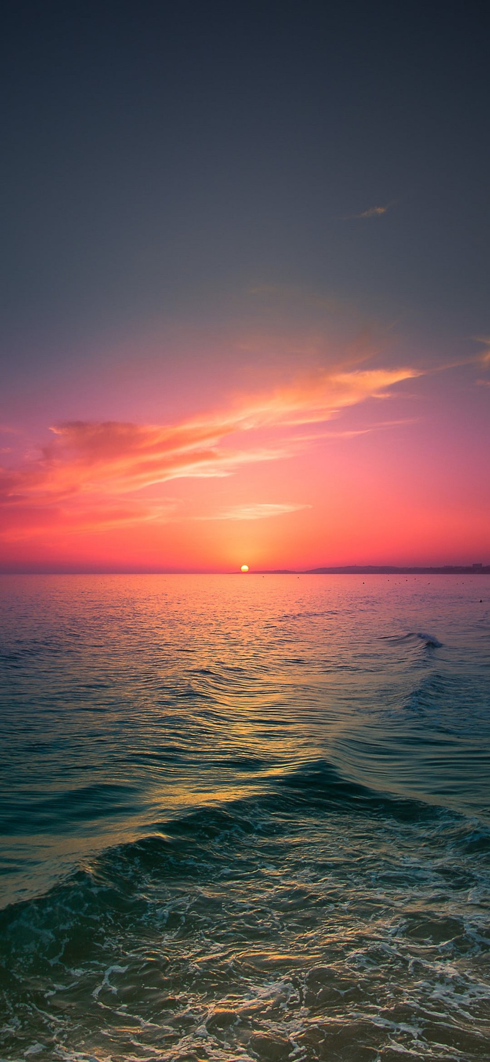 Coucher de soleil sur l'océan avec un surfeur au loin (coucher de soleil, plage, eau, nuage, ressources en eau)