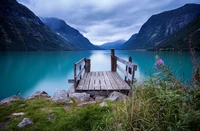 Réflexion tranquille du fjord au milieu des montagnes majestueuses