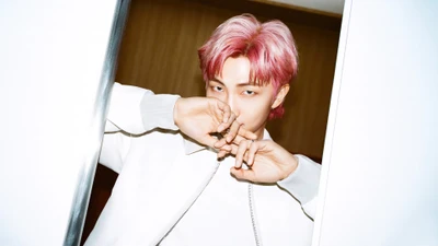 RM de BTS: Un retrato impactante con cabello rosa