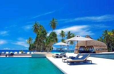 Tropisches Ferienresort-Oase mit luxuriösen Schwimmbädern und Palmen mit Blick auf den Strand.