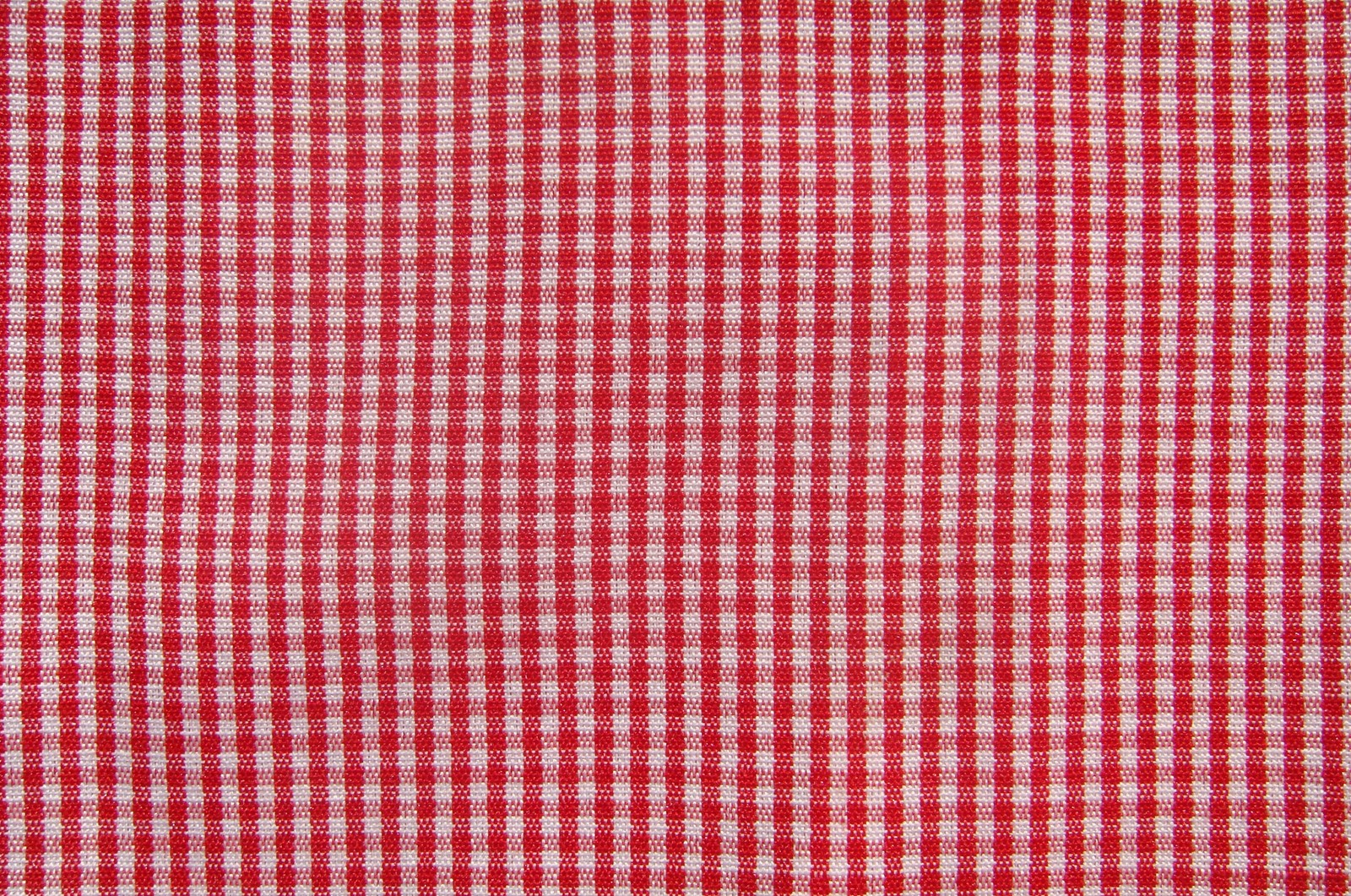 Un gros plan d'une nappe à carreaux rouges et blancs (textile, rouge, motif, design, ligne)