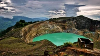 Deslumbrante Lago Crater cercado por montanhas majestosas