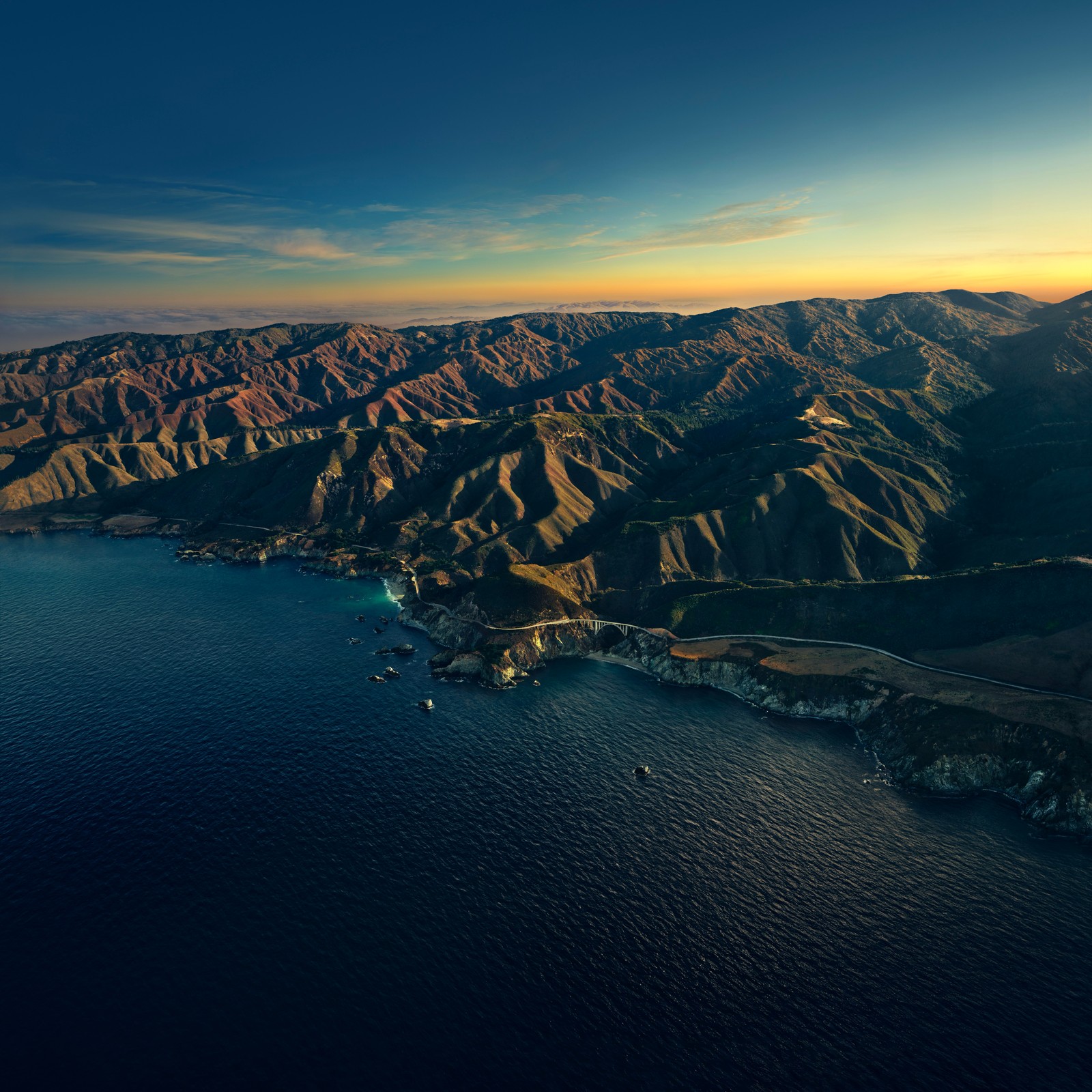 Vue d'une chaîne de montagnes avec un plan d'eau (big sur, action, montagnes, heure dorée, coucher de soleil)