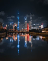 Reflejo de la línea del horizonte de Shanghái por la noche sobre el agua