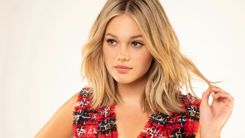 Крупный план женщины в красном и черном платье (оливия хоулт, olivia holt, американский, актриса, знаменитость)