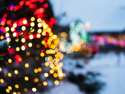 Lumières de Noël colorées se reflétant sur une nuit d'hiver