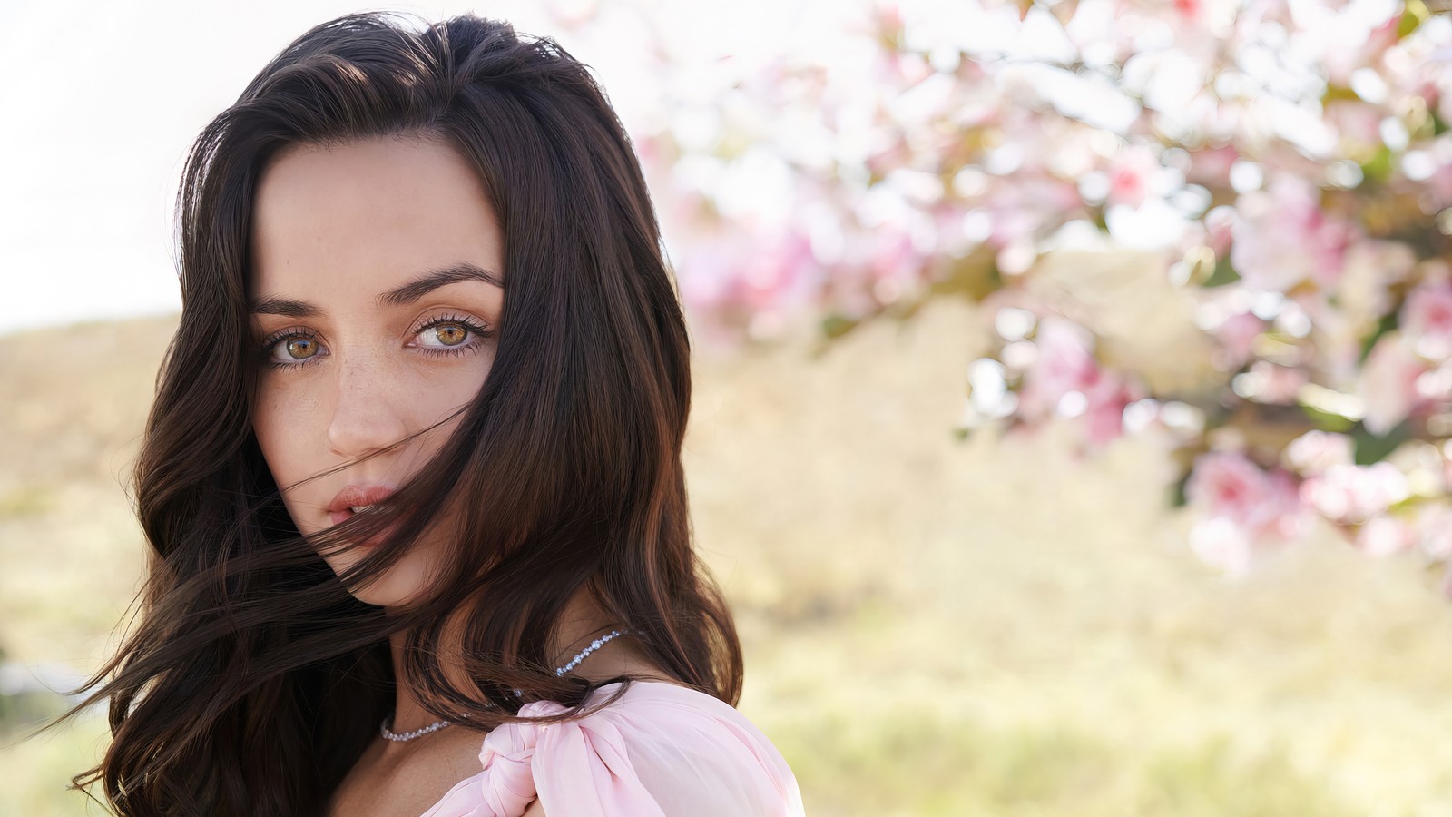 Femme arabe avec de longs cheveux bruns et une robe rose (ana de armas, cubain, actrice, célébrité, femmes)