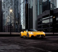 Maserati MC20 Coupé: Um impressionante supercar amarelo contra o horizonte da cidade em 2022