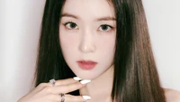 Irene de Red Velvet, présentant un look époustouflant avec de longs cheveux, des bagues élégantes et des yeux captivants.