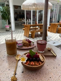 Tropisches Frühstücksbuffet mit Smoothie, Eiskaffee und frischen Zutaten