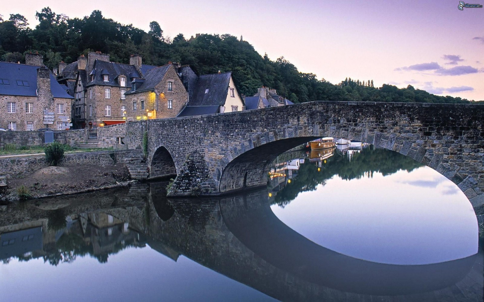 Eine brücke über einen fluss mit einem boot im wasser (reflexion, wasser, fluss, bogenbrücke, wasserlauf)