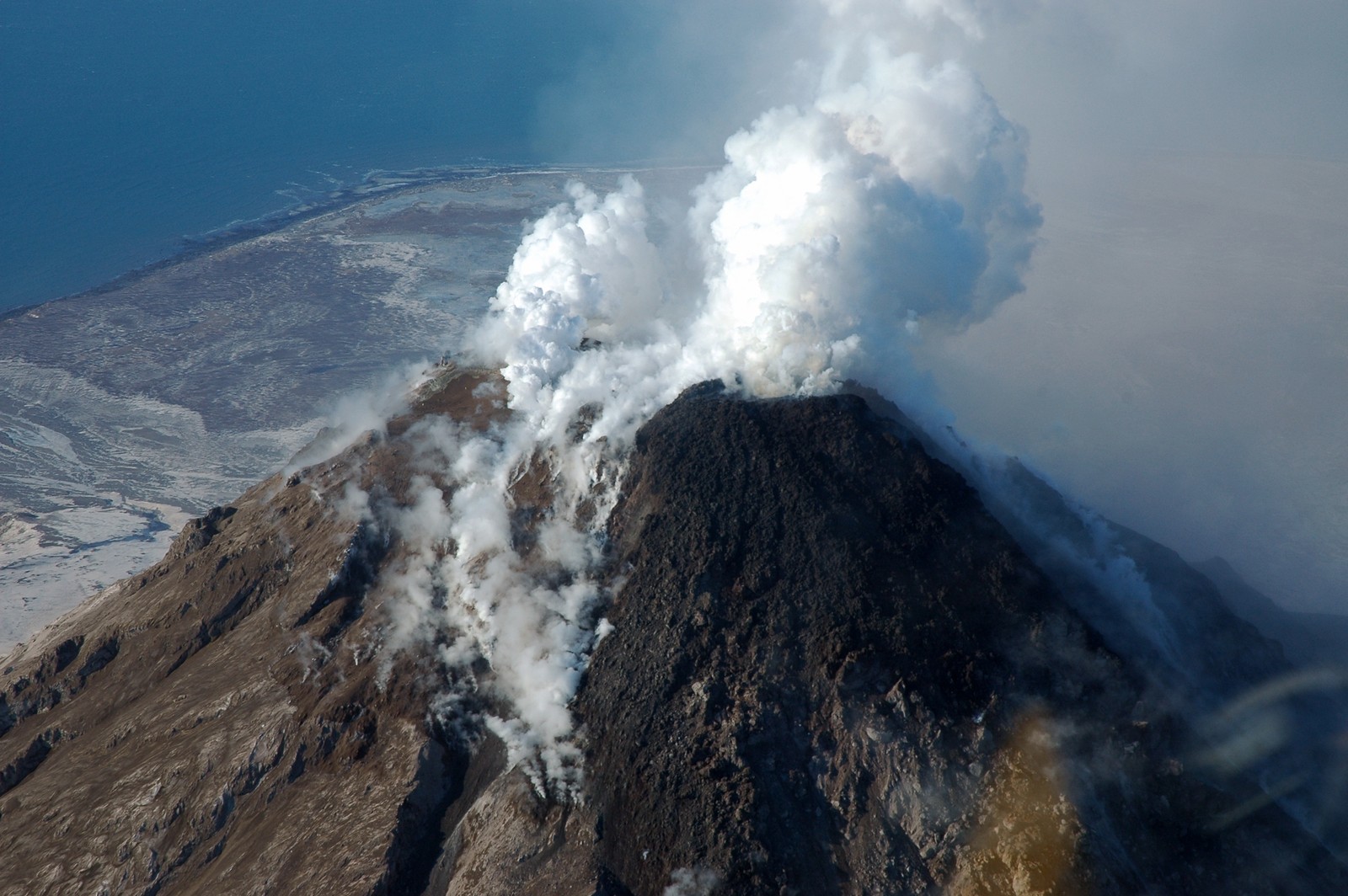 Vue d'un volcan avec de la vapeur s'échappant de son sommet (types déruptions volcaniques, dôme de lave, montagne, crête, forme volcanique)