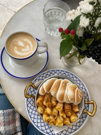 Café da manhã elegante: café e doces em uma mesa de mármore