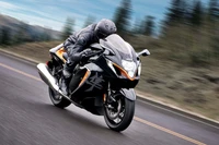 2022 Suzuki Hayabusa en mouvement sur route ouverte