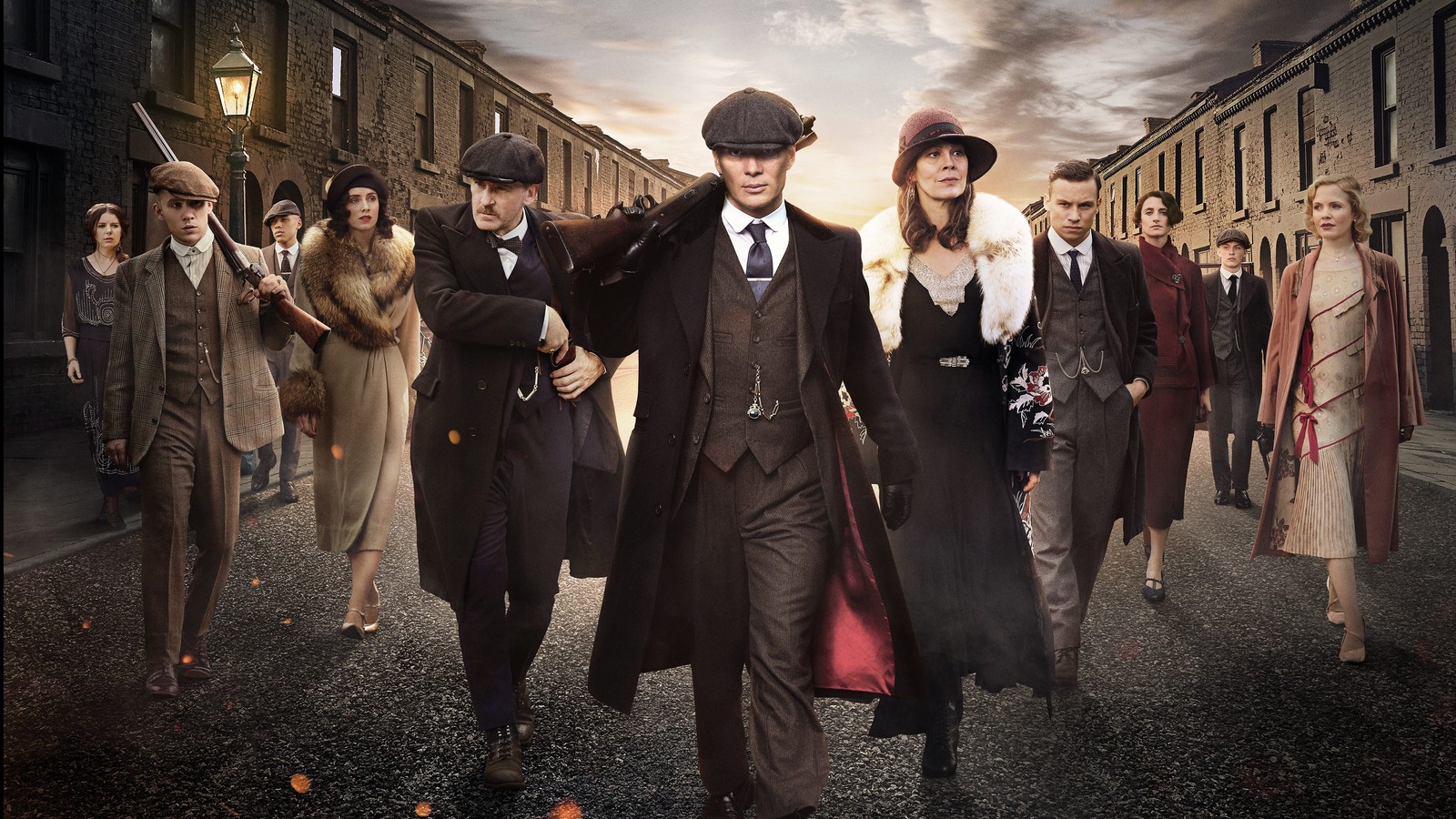 Une image d'un groupe de personnes marchant dans une rue (peaky blinders, série télévisée, cillian murphy, films, fond décran 4k)