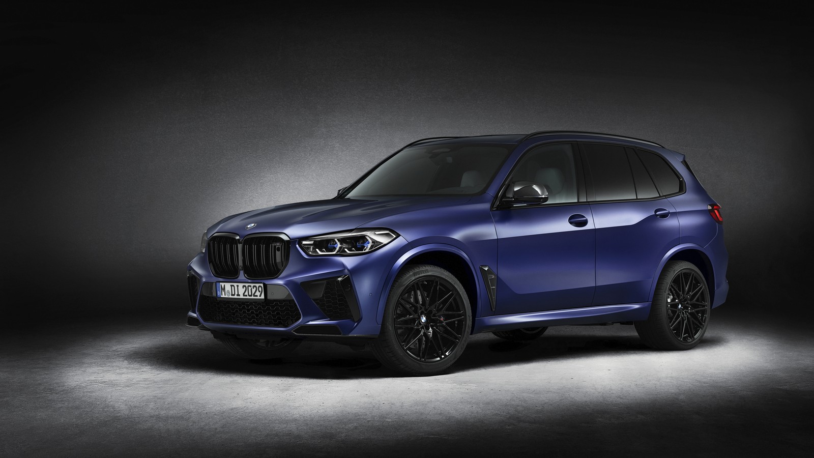 Bmw x5 показан в тёмной комнате (bmw x6 m, бмв х5, bmw x5, bmw, bmw m)