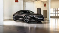 2024 Audi RS e-tron GT dans un cadre de salle d'exposition moderne