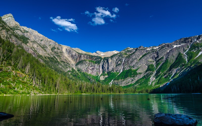 Вид на озеро с горой на заднем плане (avalanche lake, монтана, montana, сша, usa)