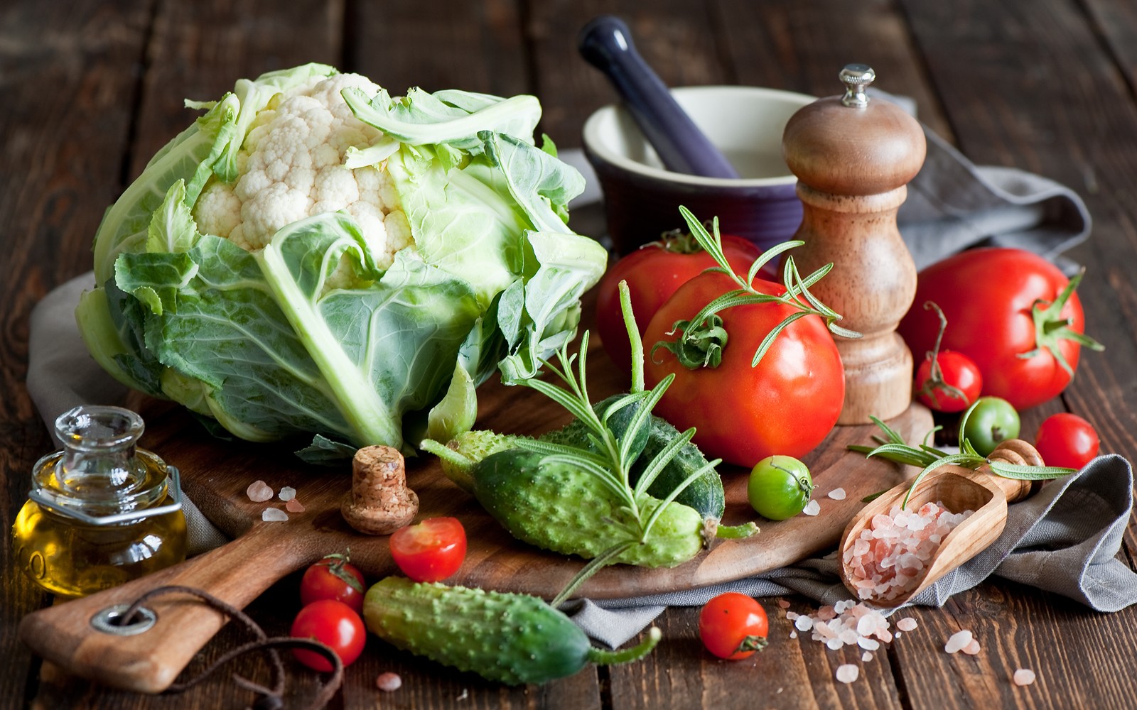 Une planche à découper en bois avec des légumes et des épices dessus (légume, salade, aliments naturels, nourriture, nourriture locale)