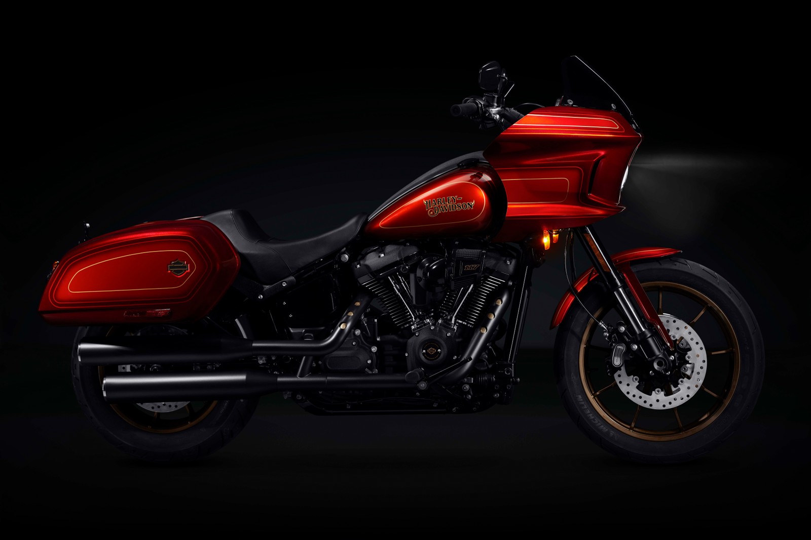 Primer plano de una motocicleta roja estacionada en una habitación oscura (harley davidson low rider el diablo, amoled, edición limitada, fondo oscuro, 2022)