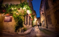 Charmanter nächtlicher Spaziergang in einer historischen provenzalischen Gasse