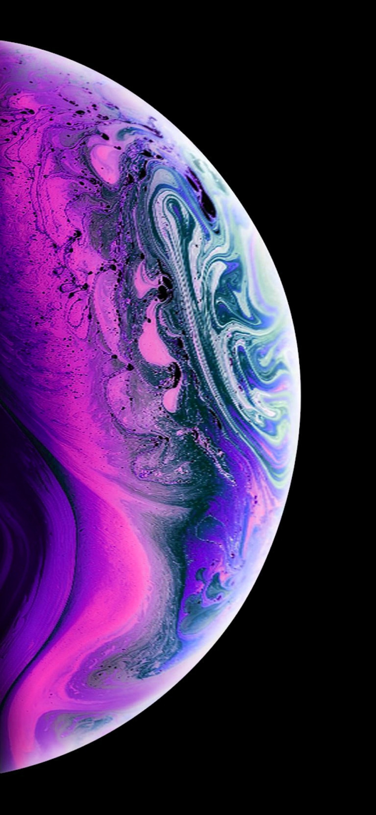 Un gros plan d'un iphone xr marbré en violet et bleu (pomme, iphone, téléphone portable, planète, samsung)