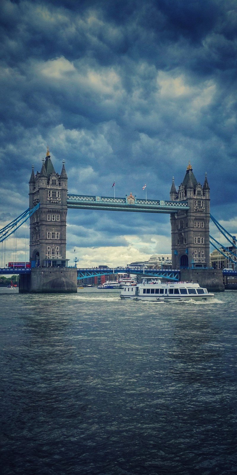 Арафед мост над водой с проходящей под ним лодкой (синий, мост, лондон, london, море)