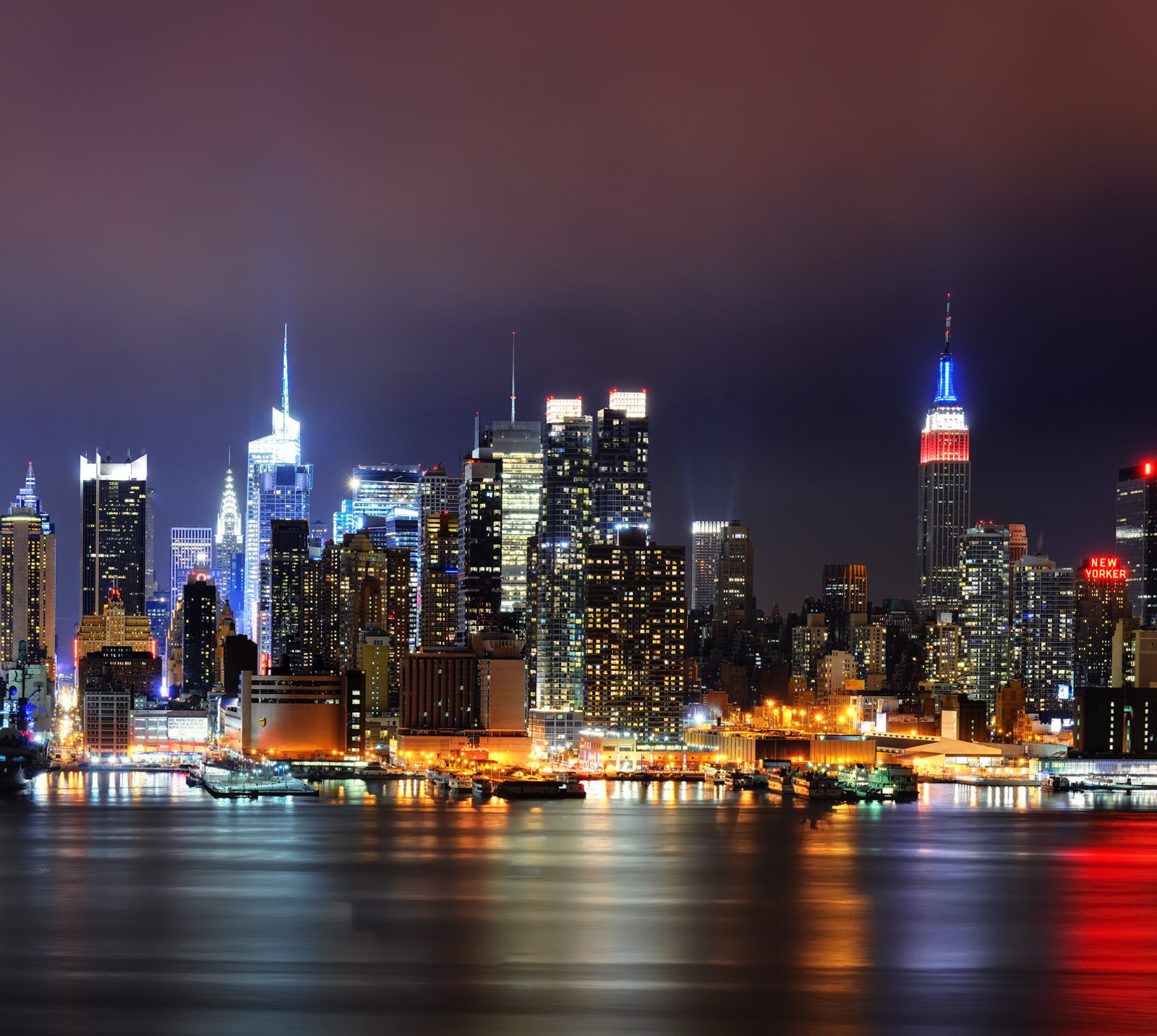 Vista panorâmica de um horizonte urbano à noite com uma luz brilhante (empire state, manhattan, nova york, new york, nyc)