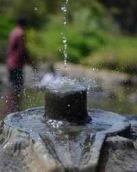 Wasser, das aus einem heiligen Stein fließt, der Mahadev symbolisiert