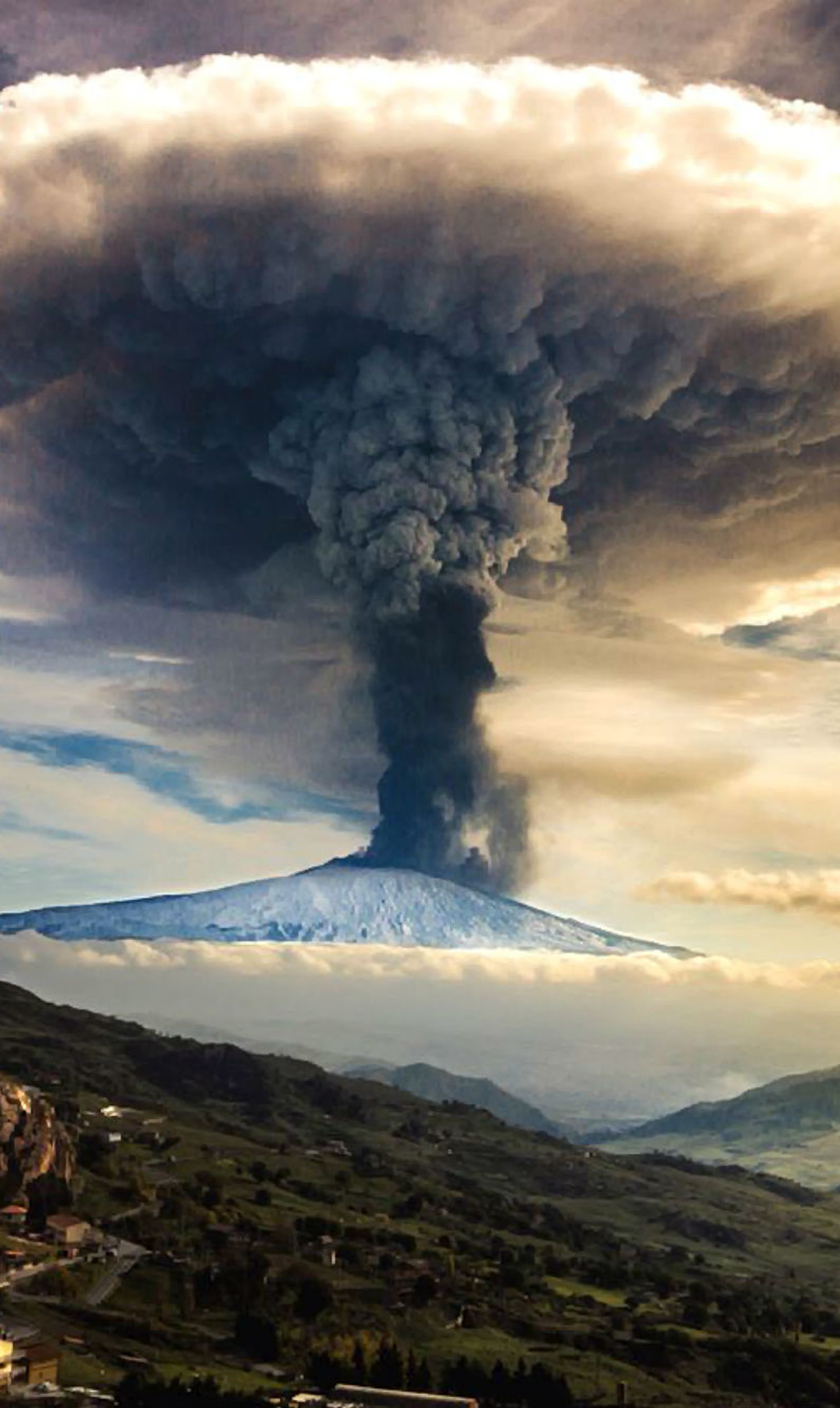 Arafed volcano with a black smoke billowing out of it (black, clouds, deadly, eruption, fire)