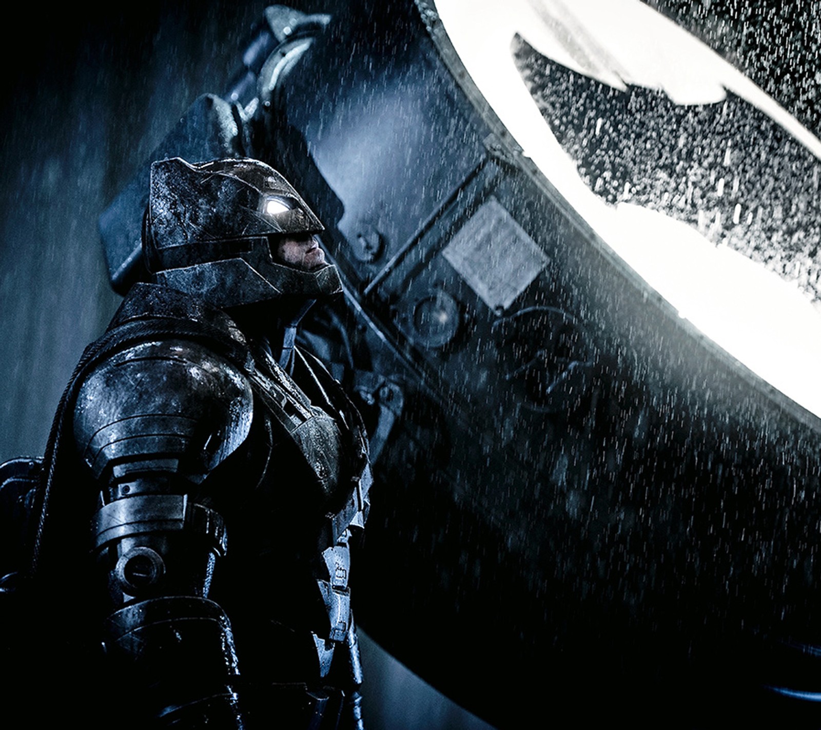 Batman sous la pluie avec un symbole de chauve-souris en arrière-plan (batman, film, superman)