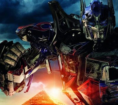 Optimus Prime en HD avec un arrière-plan dramatique de pyramides et un ciel orageux.