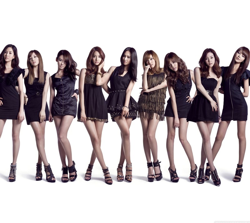 Группа женщин в черных платьях позирует для фотографии (girls generation, snsd)