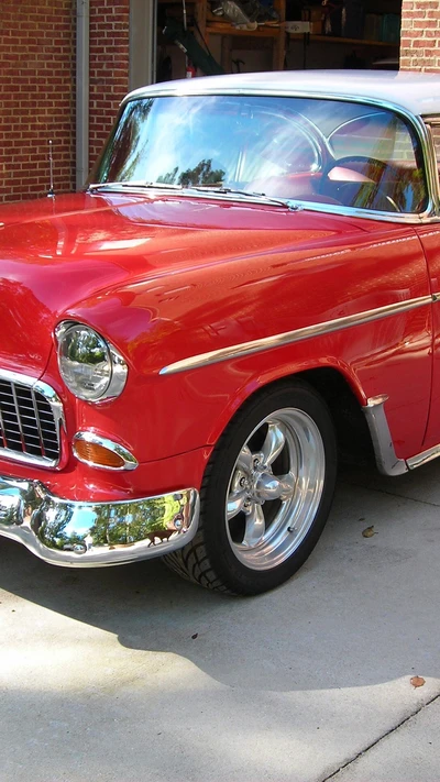 Carro clássico vermelho de 1955 com detalhes em cromo polido