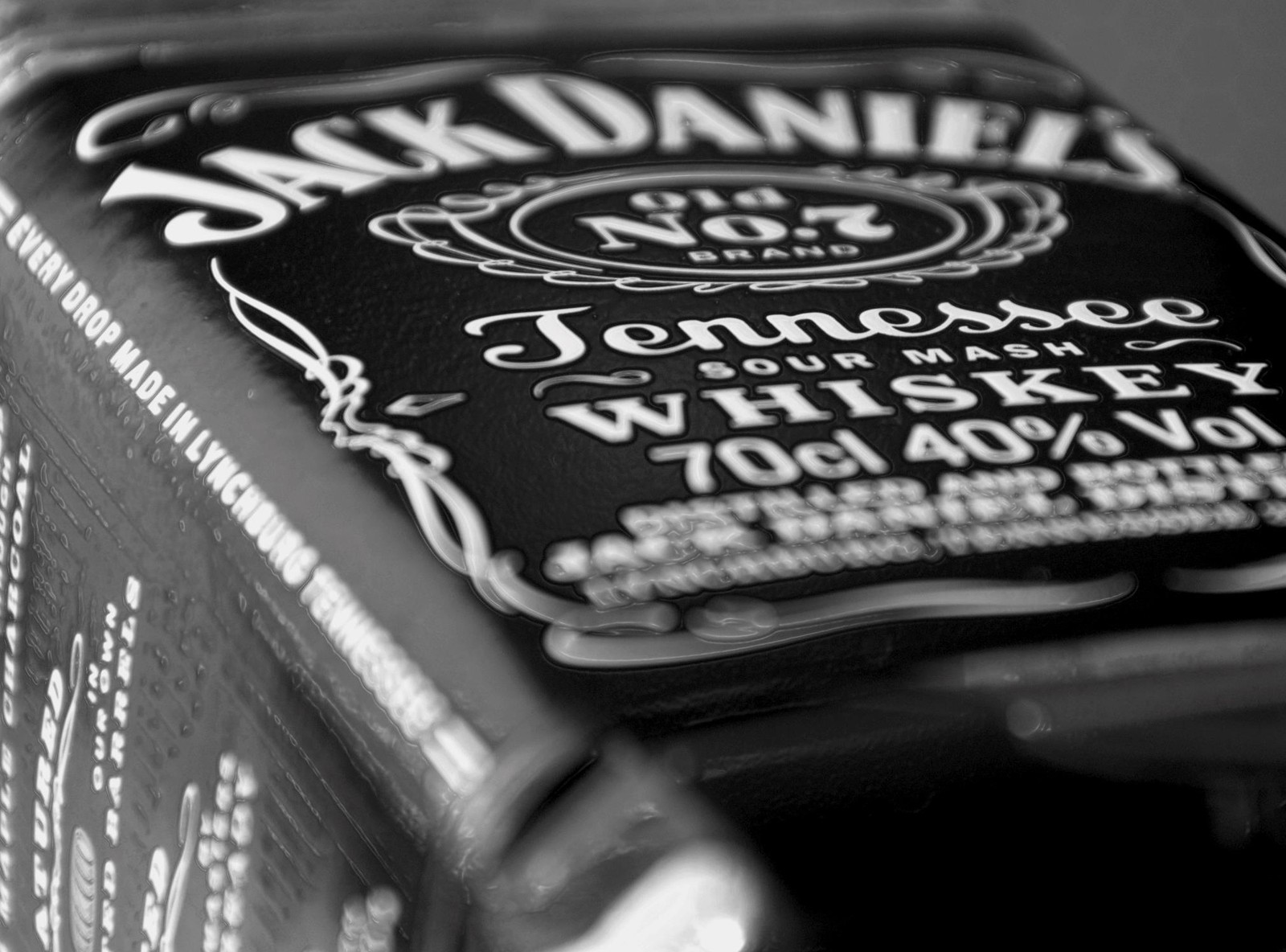 Eine nahaufnahme einer flasche jack daniels whiskey auf einem tisch (audi, auto, daniels, mädchen, grn)