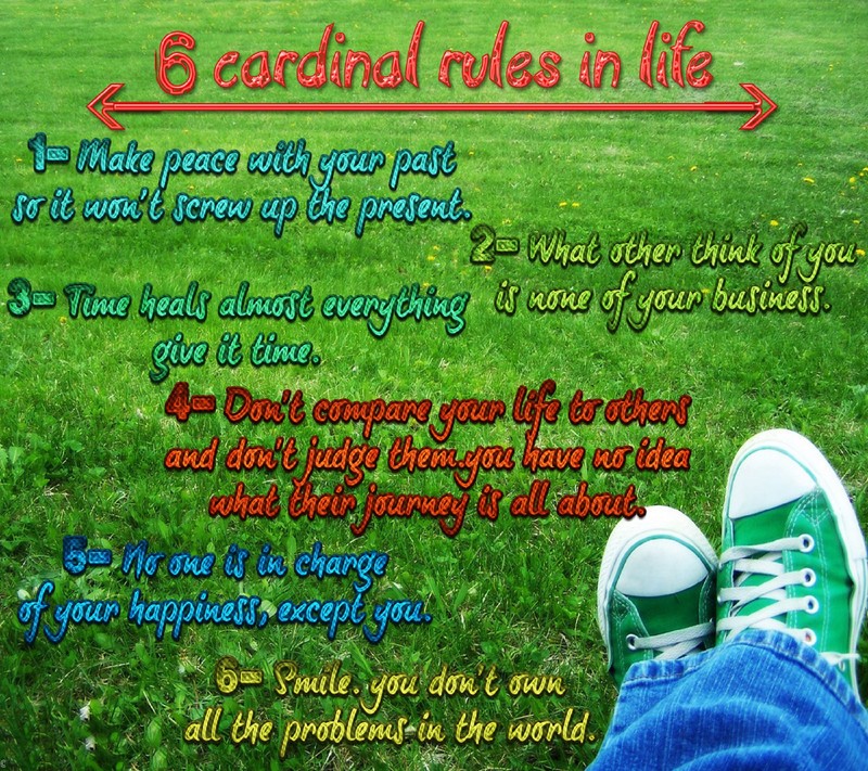 Близкий план ног человека в зеленой обуви (6 rules in life, счастье, жизнь, цитата, поговорка)