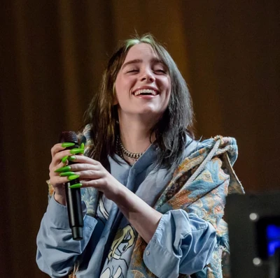 Billie Eilish se produit sur scène avec une expression joyeuse