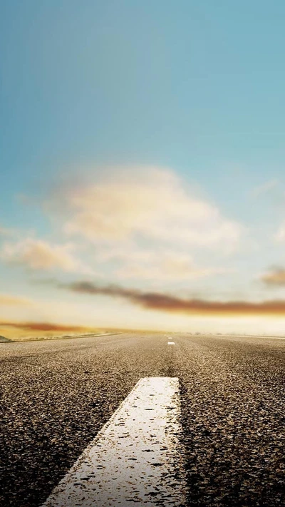 Carretera infinita bajo un cielo despejado