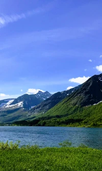 Ruhiger See umgeben von majestätischen Bergen in Sykkylven