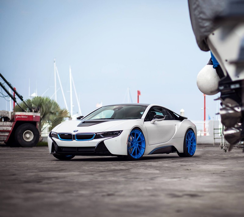 Bmw i8 с синими дисками припаркован в парковке (колеса adv1, bmw, электрический, i8, роскошь)