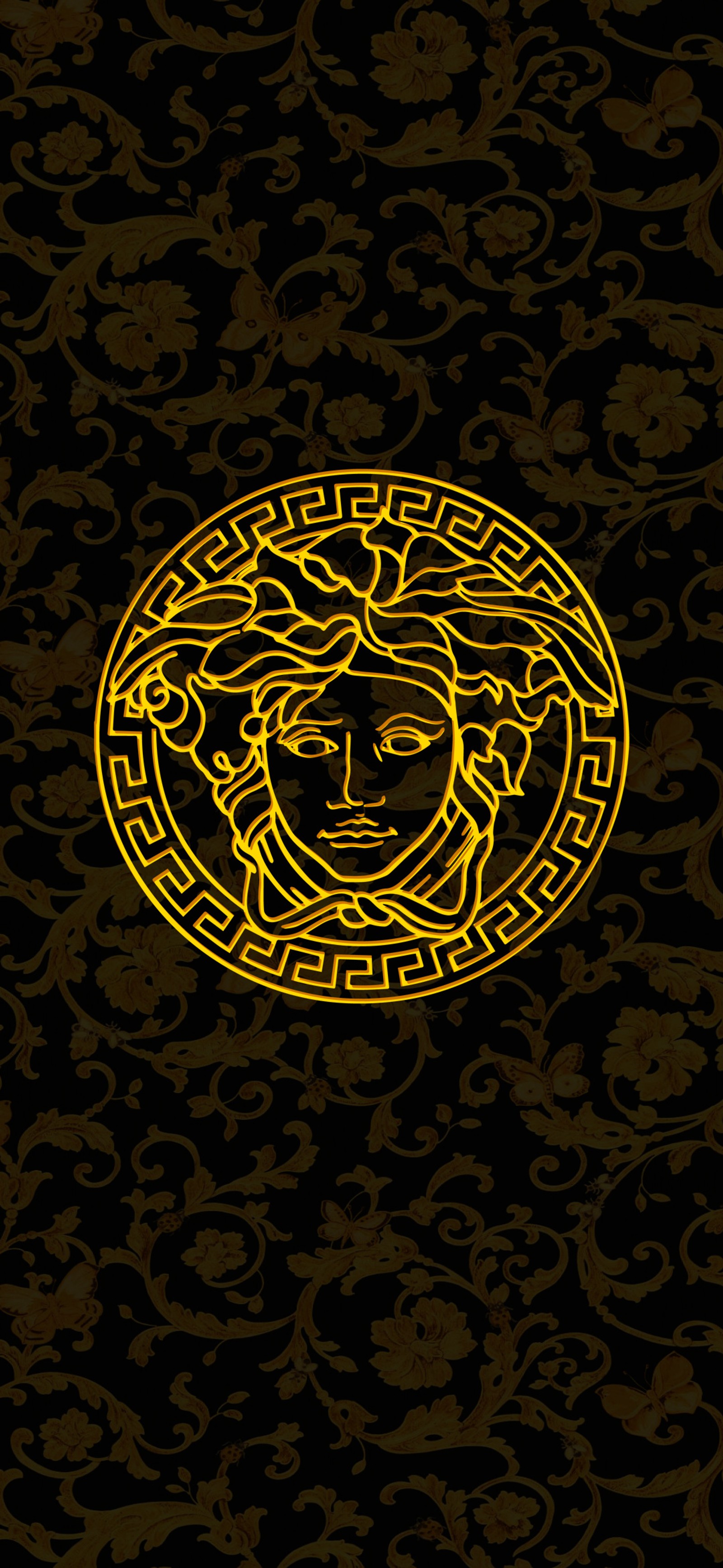 Un primer plano de una medusa dorada sobre un fondo negro (medusa, versace, versus)