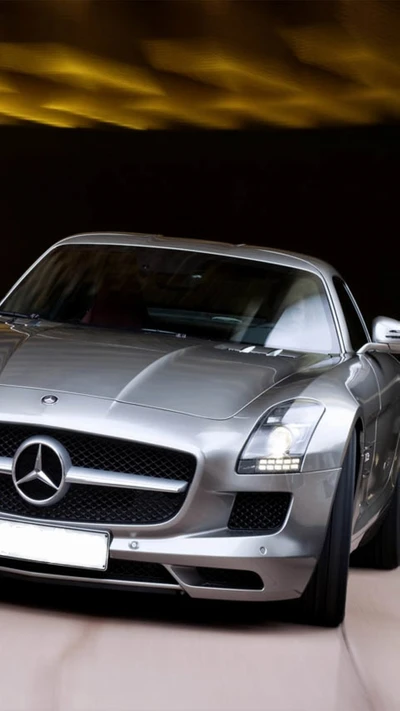 Eleganter silberner Mercedes-Benz SLS AMG in Bewegung