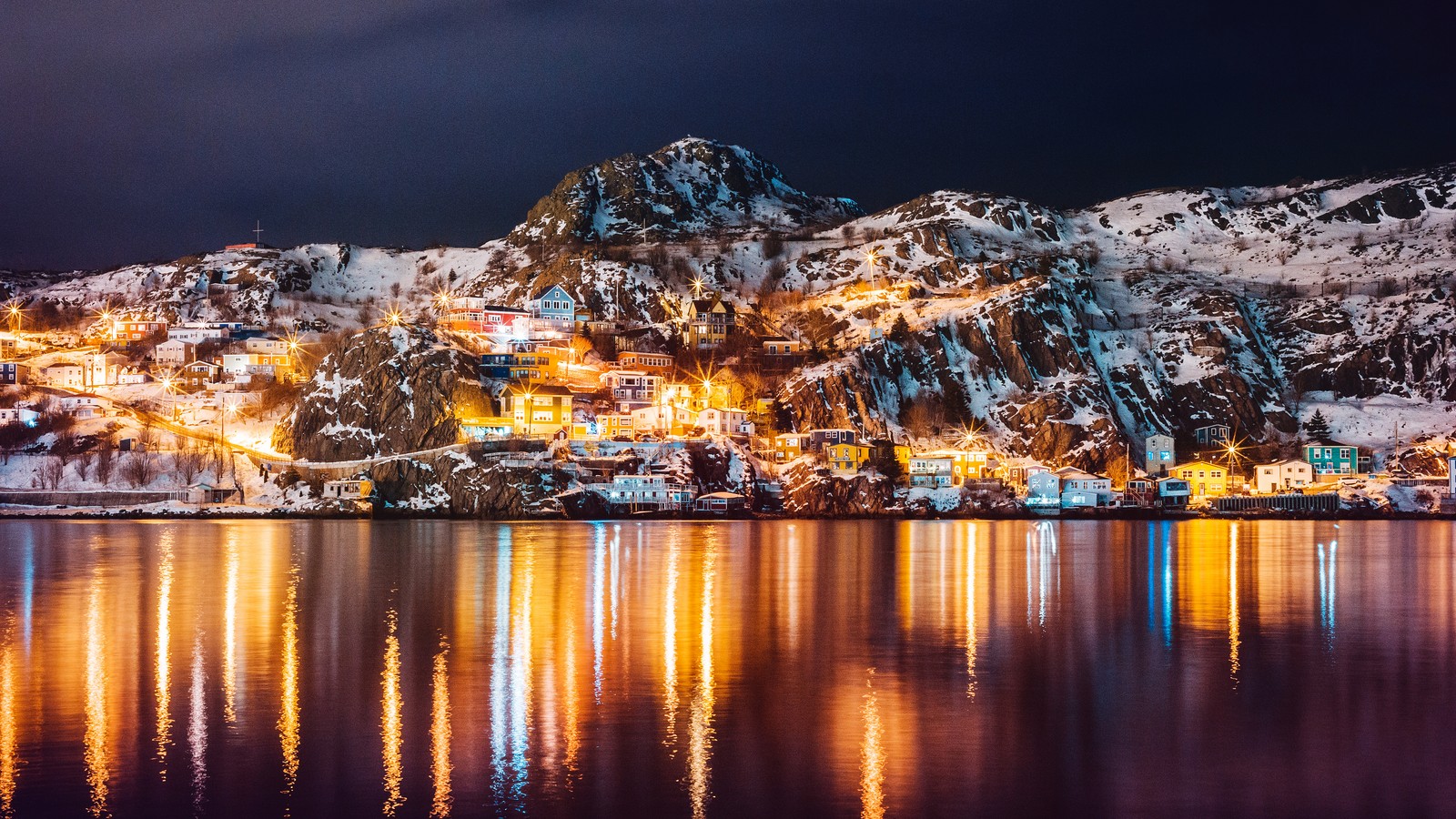 Uma vista de uma montanha com uma cidade no topo (nova escócia, newfoundland, ilha, canadá, luzes noturnas)