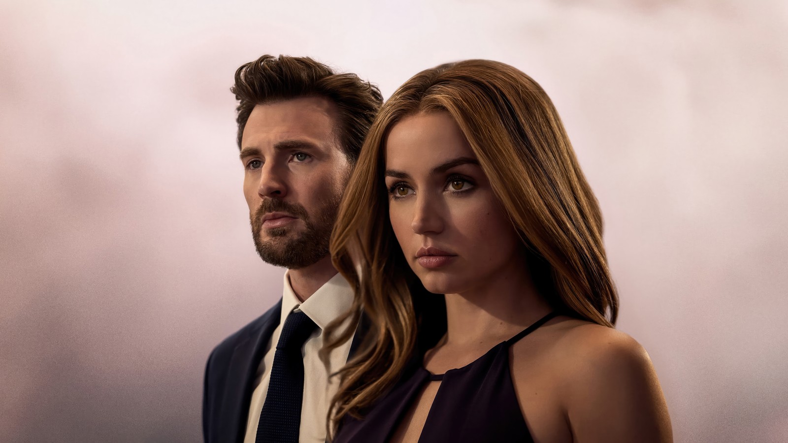 Image floue d'un homme et d'une femme se tenant côte à côte (ghosted 2023, film, ana de armas, chris evans)