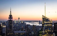 Impresionante vista aérea del horizonte de la ciudad de Nueva York al atardecer con el Rockefeller Center y rascacielos icónicos