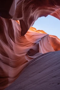 Lebendige geometrische Formationen des Antelope Canyon unter einem klaren Himmel